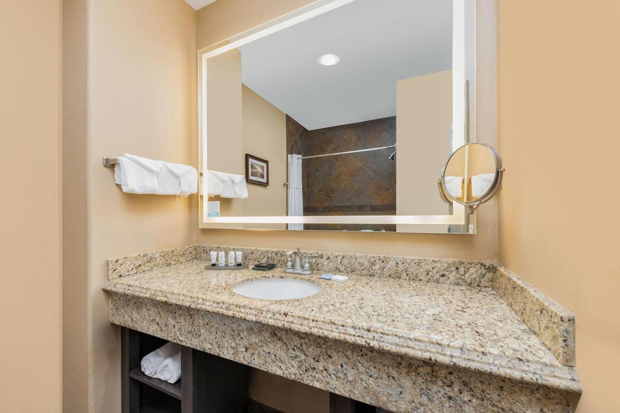 Executive King Suite Balcony Lake View Lower Floor,1706825832:JPEG